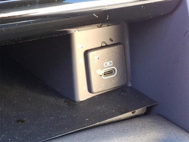 Photo of 2023 Silicon Silver Premium Metallic Land Rover Discovery
