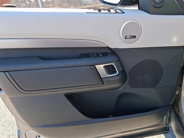 Photo of 2023 Silicon Silver Premium Metallic Land Rover Discovery
