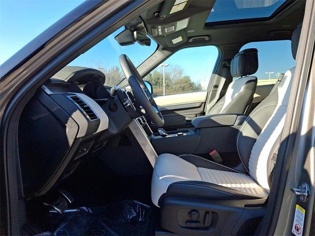 Photo of 2023 Silicon Silver Premium Metallic Land Rover Discovery