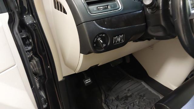 Photo of 2015 Brilliant Black Crystal Pearlcoat Chrysler Town & Country