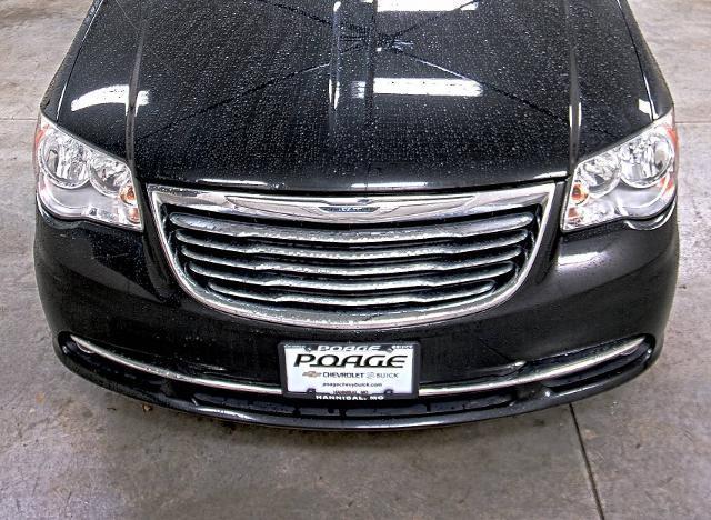 Photo of 2015 Brilliant Black Crystal Pearlcoat Chrysler Town & Country