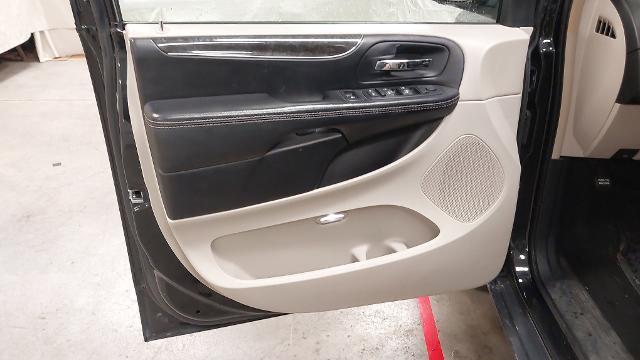 Photo of 2015 Brilliant Black Crystal Pearlcoat Chrysler Town & Country