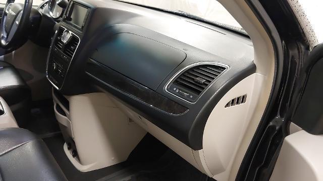 Photo of 2015 Brilliant Black Crystal Pearlcoat Chrysler Town & Country
