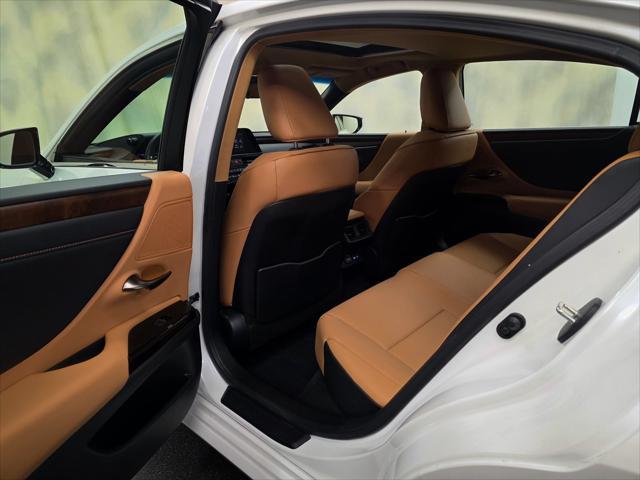 Photo of 2024 Eminent White Pearl Lexus ES 350