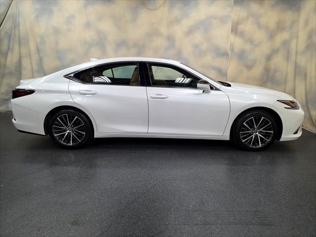 Photo of 2024 Eminent White Pearl Lexus ES 350