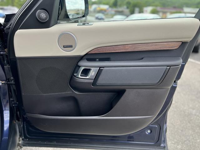 Photo of 2017 Loire Blue Metallic Land Rover Discovery