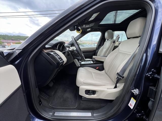 Photo of 2017 Loire Blue Metallic Land Rover Discovery