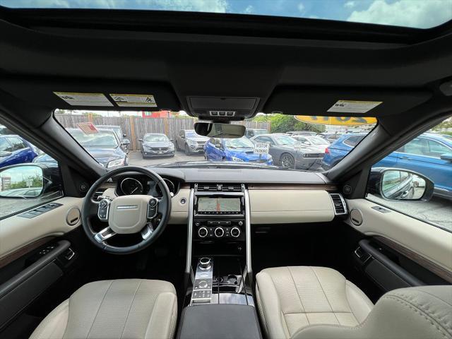Photo of 2017 Loire Blue Metallic Land Rover Discovery