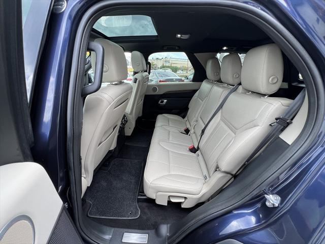 Photo of 2017 Loire Blue Metallic Land Rover Discovery
