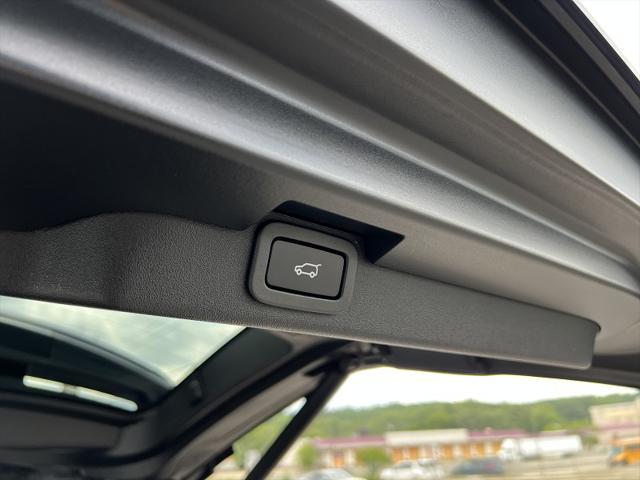 Photo of 2017 Loire Blue Metallic Land Rover Discovery