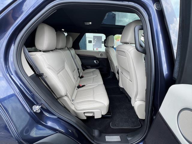 Photo of 2017 Loire Blue Metallic Land Rover Discovery