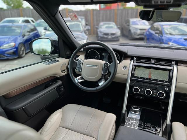 Photo of 2017 Loire Blue Metallic Land Rover Discovery