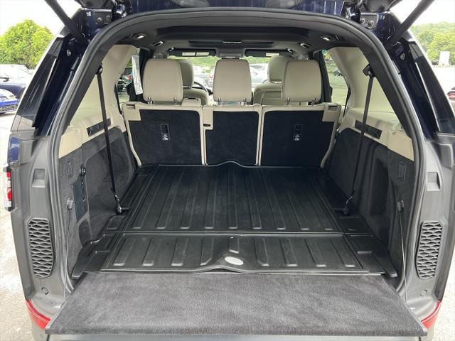 Photo of 2017 Loire Blue Metallic Land Rover Discovery