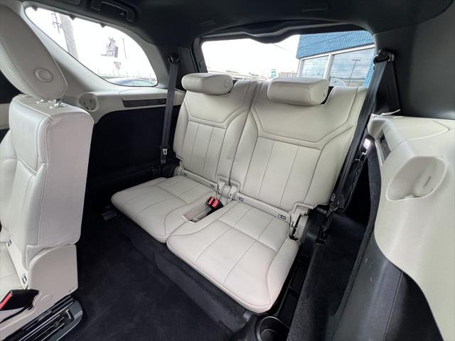 Photo of 2017 Loire Blue Metallic Land Rover Discovery