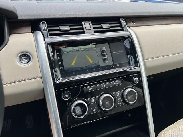 Photo of 2017 Loire Blue Metallic Land Rover Discovery