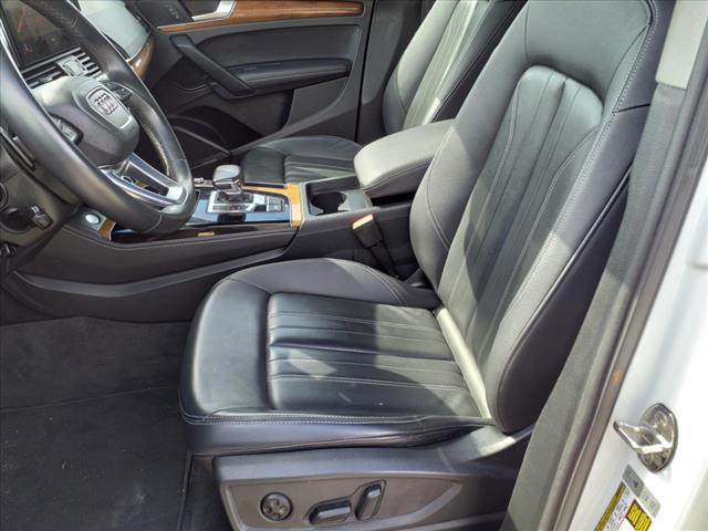 Photo of 2023 Glacier White Metallic Audi Q5