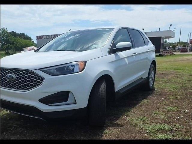 Photo of 2024 Oxford White Ford Edge