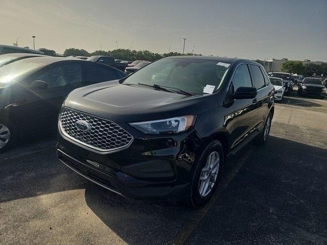 Photo of 2023 Black Metallic Ford Edge