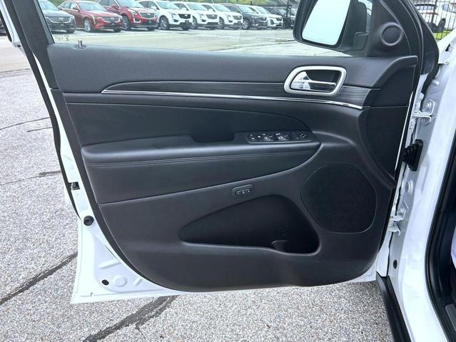 Photo of 2020 Bright White Clearcoat Jeep Grand Cherokee
