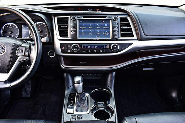 Photo of 2017 WHITE Toyota Highlander