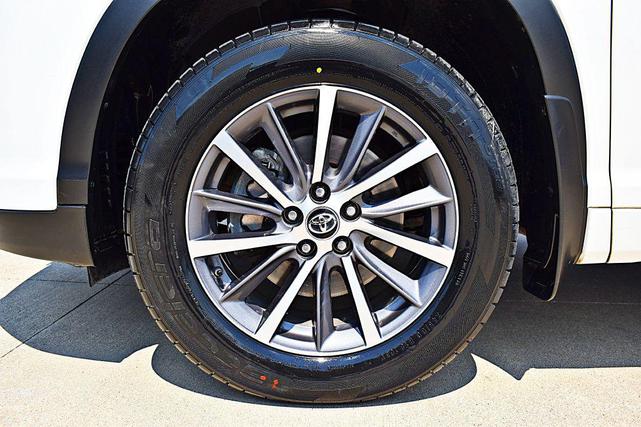 Photo of 2017 WHITE Toyota Highlander
