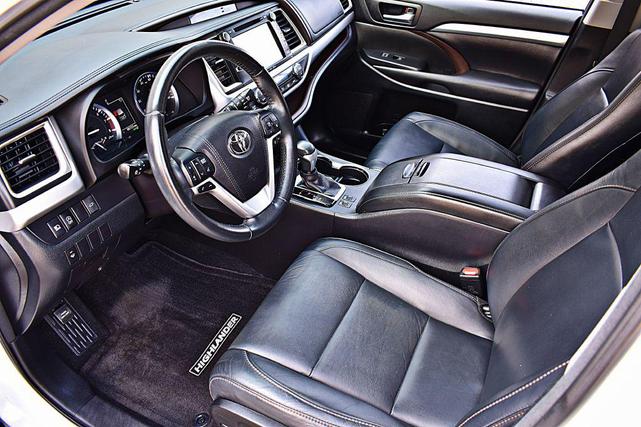 Photo of 2017 WHITE Toyota Highlander
