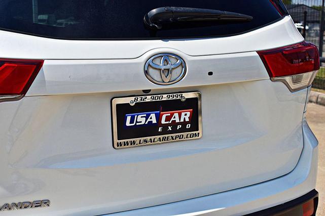 Photo of 2017 WHITE Toyota Highlander