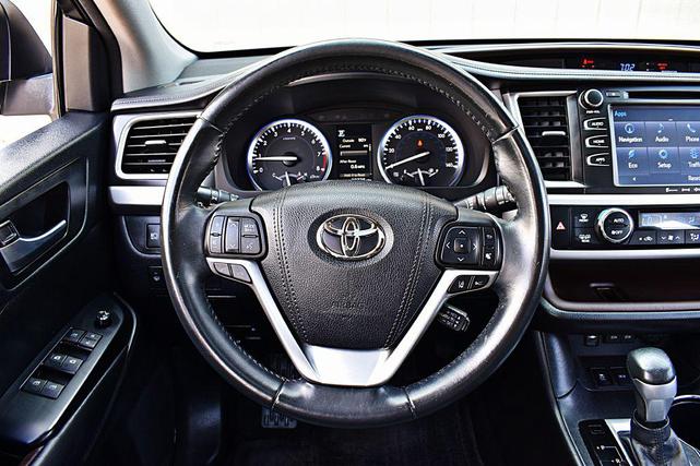 Photo of 2017 WHITE Toyota Highlander