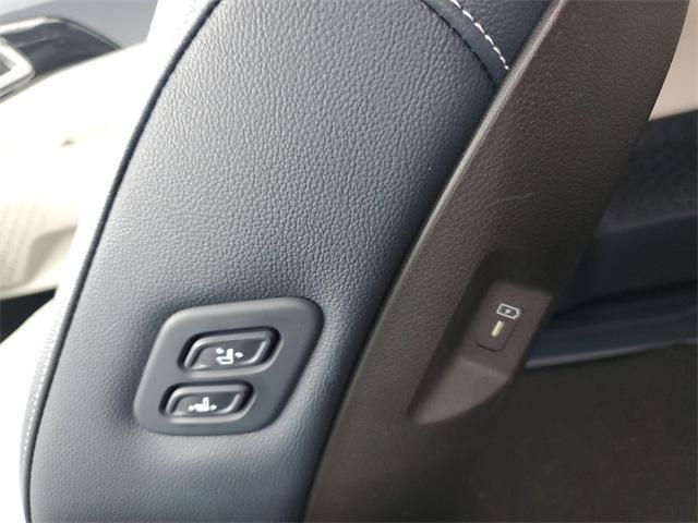 Photo of 2025 Ceramic Silver Kia Carnival