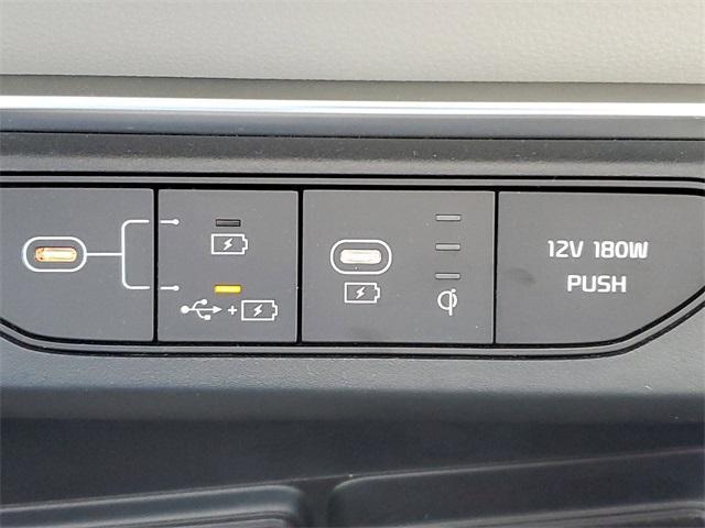 Photo of 2025 Ceramic Silver Kia Carnival