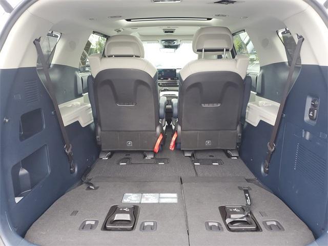 Photo of 2025 Ceramic Silver Kia Carnival
