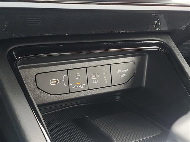 Photo of 2025 Snow White Pearl Kia K5