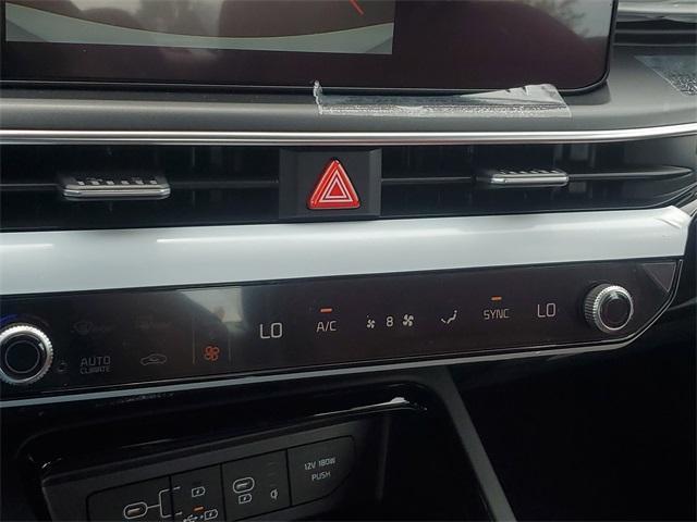 Photo of 2025 Snow White Pearl Kia K5