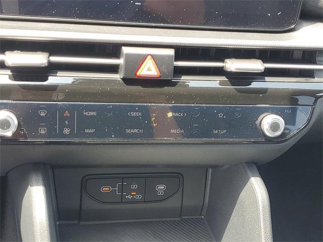 Photo of 2026 Glacial White Pearl Kia Sportage