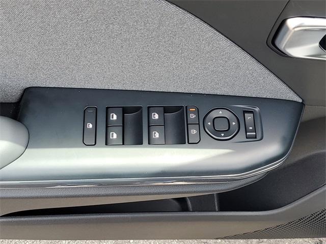 Photo of 2025 Snow White Pearl Kia K4