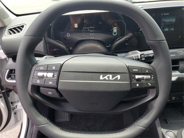 Photo of 2025 Snow White Pearl Kia K4