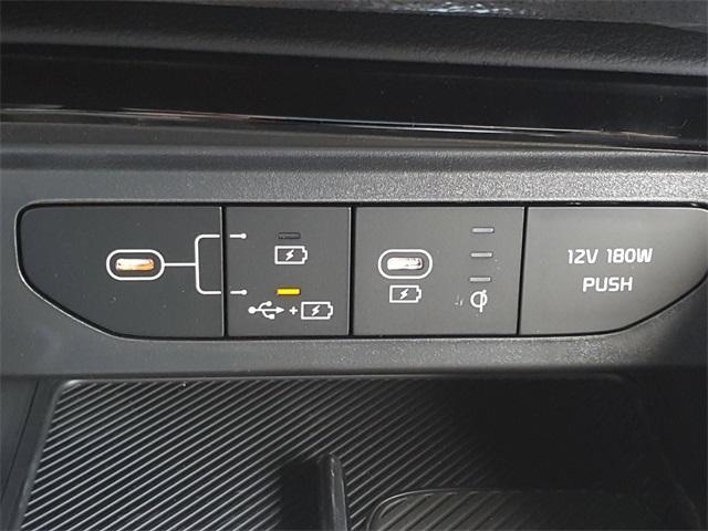 Photo of 2025 Snow White Pearl Kia K5