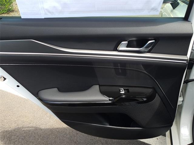Photo of 2025 Snow White Pearl Kia K5