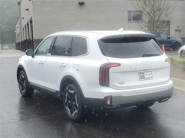 Photo of 2025 Glacial White Pearl Kia Telluride