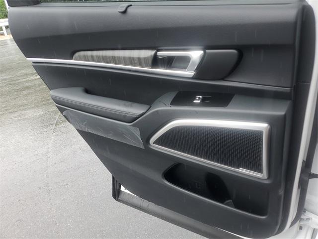 Photo of 2025 Glacial White Pearl Kia Telluride
