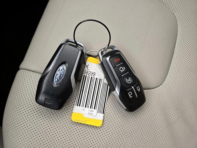 Photo of 2015 Gray Ford Edge