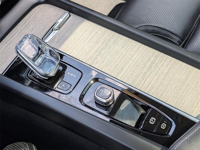 Photo of 2022 Platinum Gray Metallic Volvo XC60