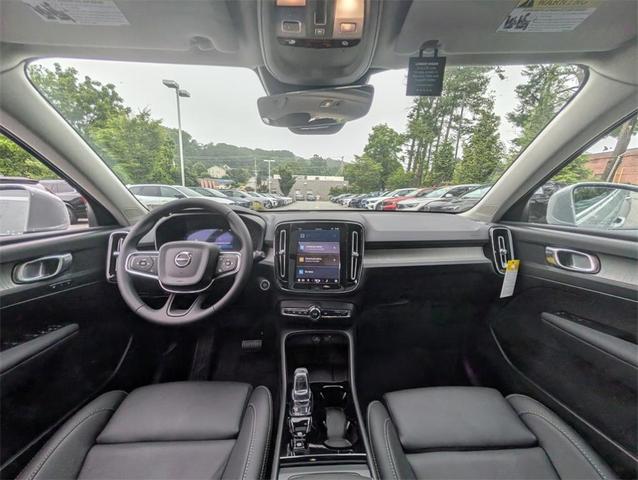 Photo of 2025 Gray Volvo XC40