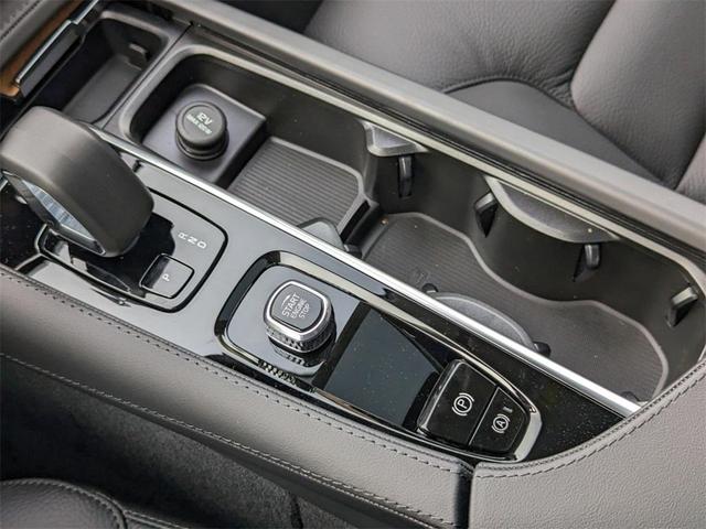 Photo of 2025 Metallic Volvo XC90 Plug-In Hybrid