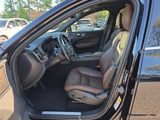 Photo of 2023 Onyx Black Metallic Volvo XC60