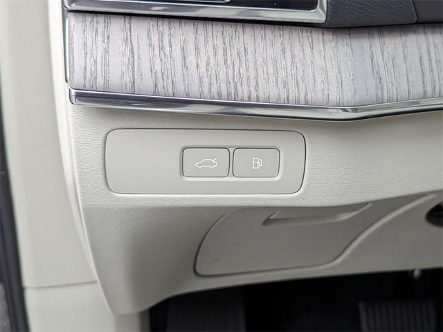 Photo of 2025 Platinum Gray Metallic Volvo XC90 Plug-In Hybrid