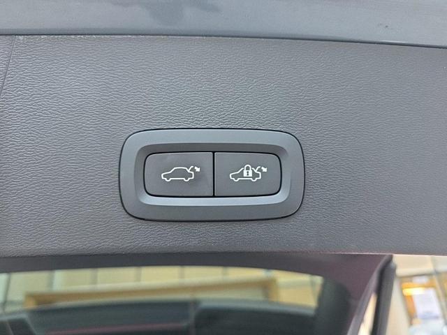 Photo of 2022 Thunder Gray Metallic Volvo XC40