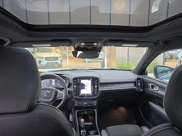 Photo of 2022 Thunder Gray Metallic Volvo XC40