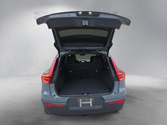 Photo of 2022 Thunder Gray Metallic Volvo XC40