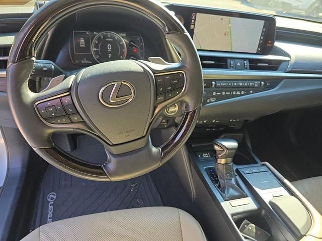 Photo of 2019 Silver Lexus ES 350